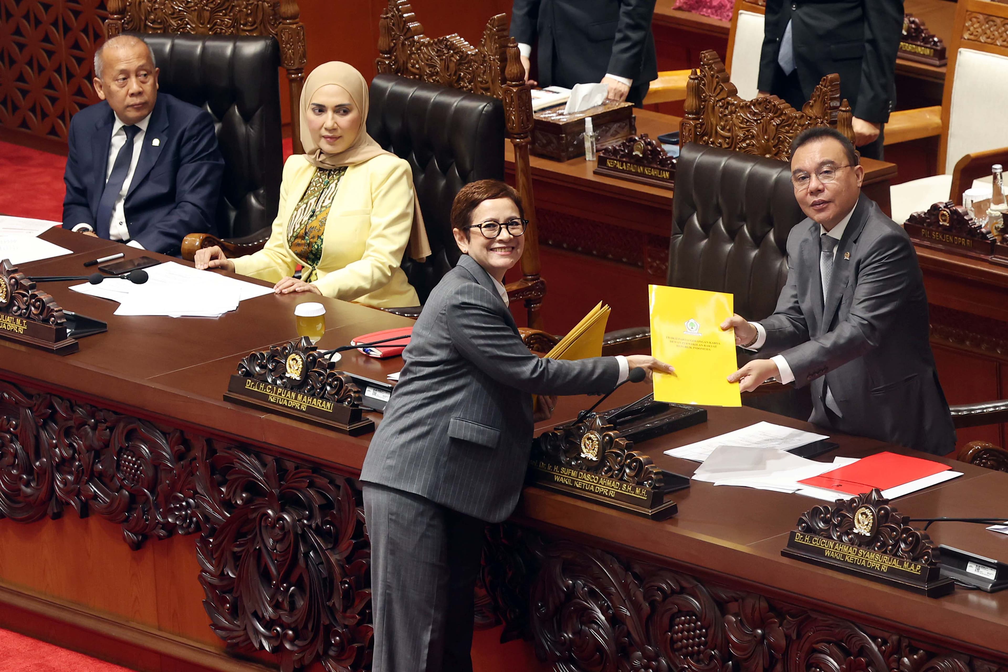 Anggota DPR RI Fraksi Golkar, Nurul Arifin memberikan laporan fraksi kepada Wakil Ketua DPR RI Sufmi Dasco Ahmad dalam Rapat Paripurna ke-2 masa Persidangan I Tahun Sidang 2026-2027 di Gedung Parlemen, Senayan, Jakarta, Selasa (18/6/2026). AKURAT.CO/Sopian