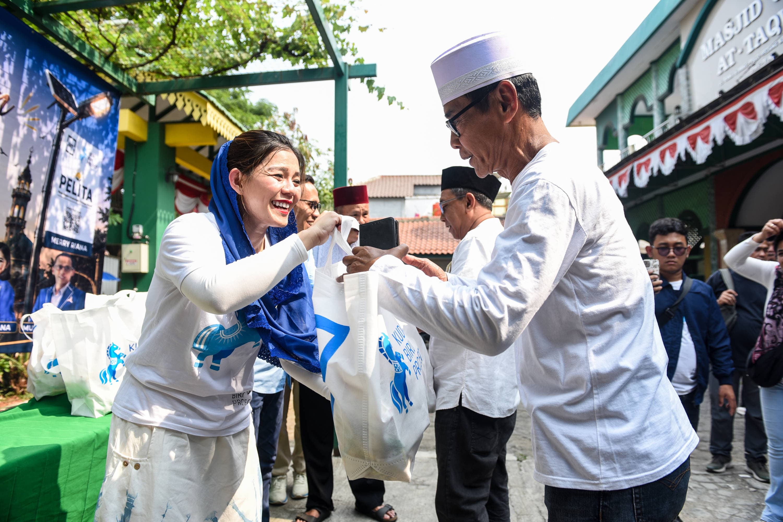 Ketua Kuda Biru Project Merry Riana memberikan bantuan sosial kepada warga di Masjid Jami At-Taqwa, Rawa Kuning, Pulo Gebang, Cakung, Jakarta Timur, Selasa (18/8/2026). AKURAT.CO/Endra Prakoso