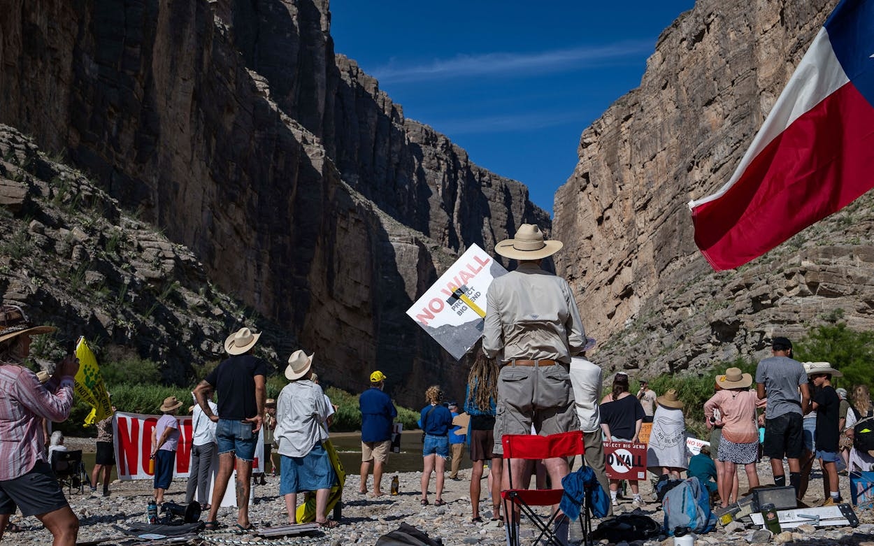Trump Hentikan Sementara Proyek Tembok Perbatasan di Big Bend, Texas