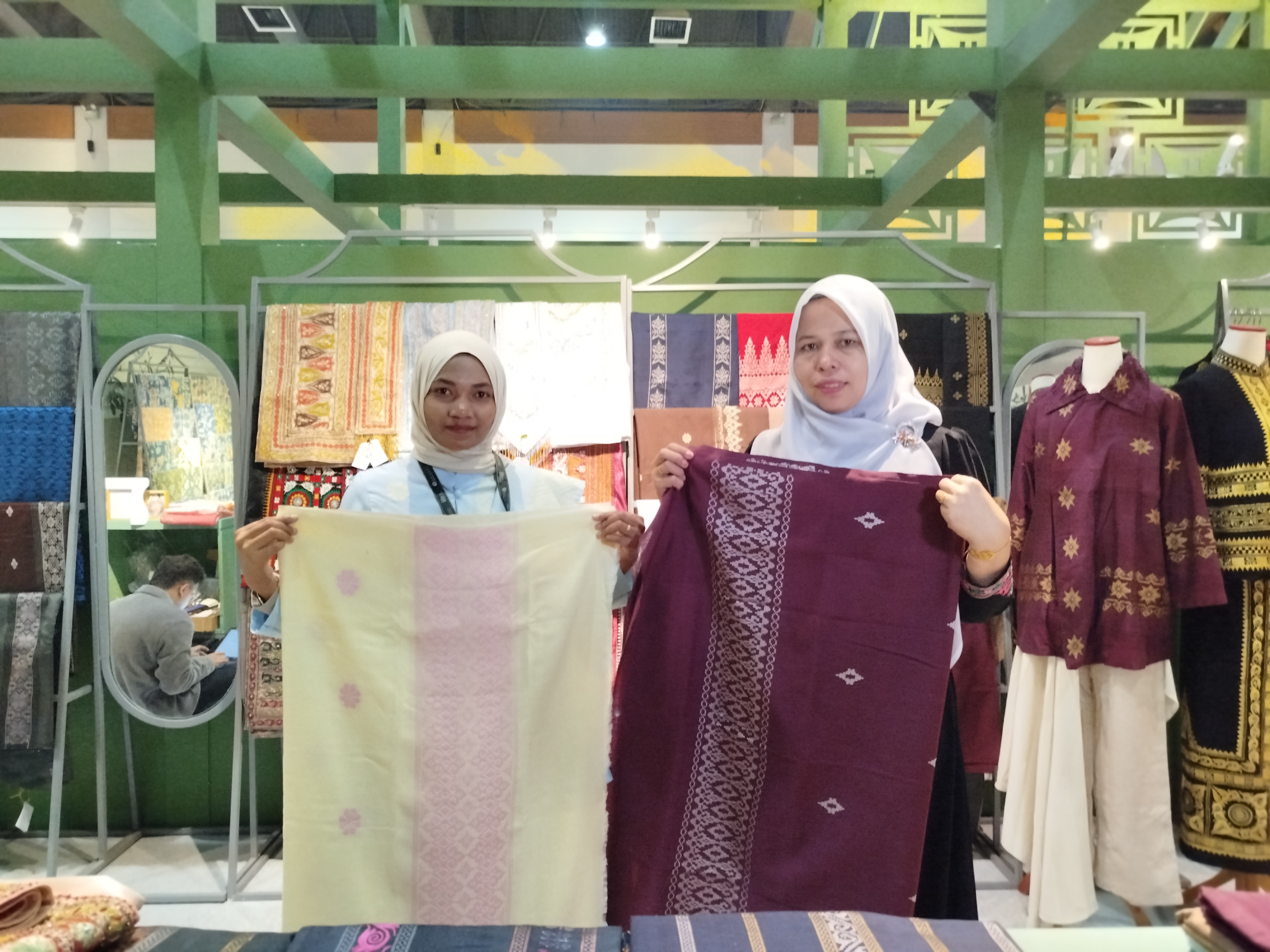 UMKM Success Story: Dari Tenun Tradisional Jadi Cuan Rp50 Juta/Bulan