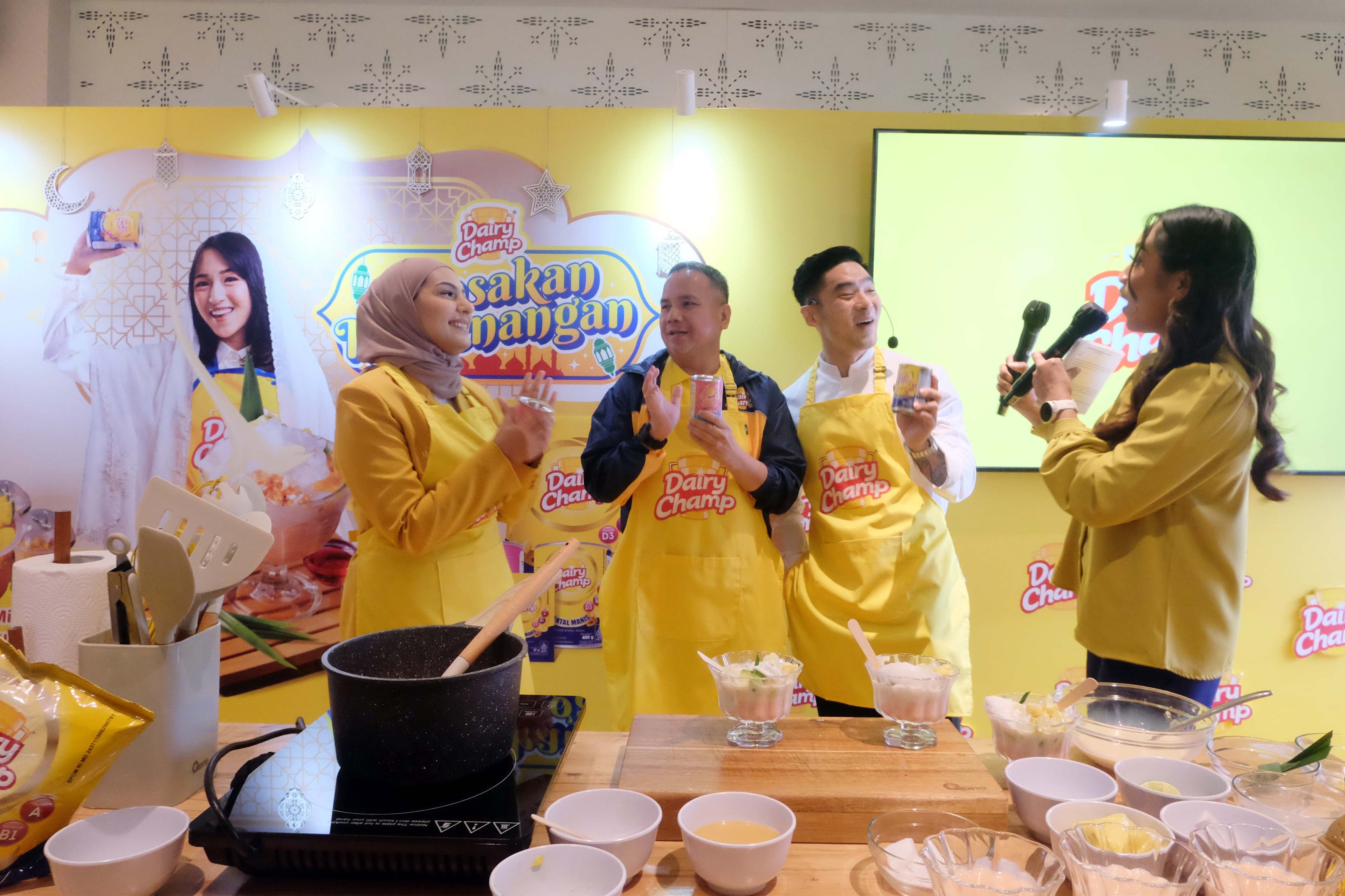 (Ki-ka) Influencer dan owner Bittersweet by Najla, Najla Bisyir bersama Marketing Manager PT Etika