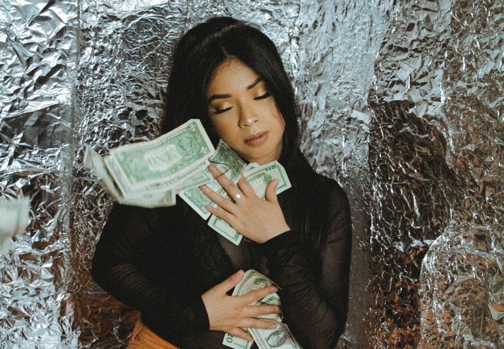 5 Perbedaan Money Oriented Dengan Matre, Jauh Banget