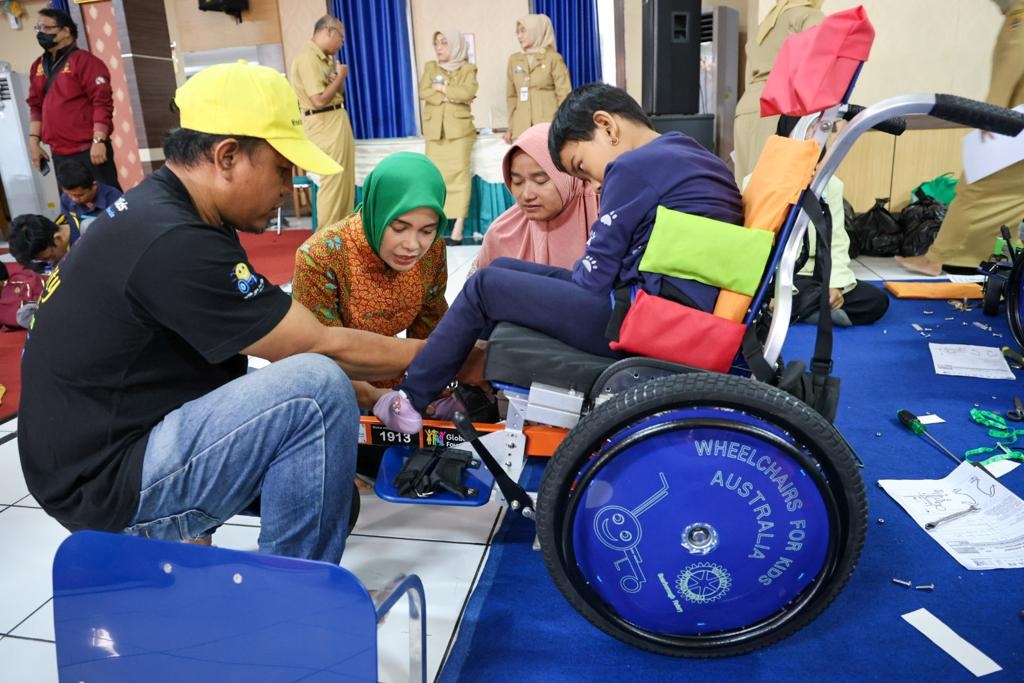 Hasil Kerja Sama Sister Province Jateng-Queensland, Siti Atikoh Serahkan 340 Kursi Roda Untuk Anak Disabilitas
