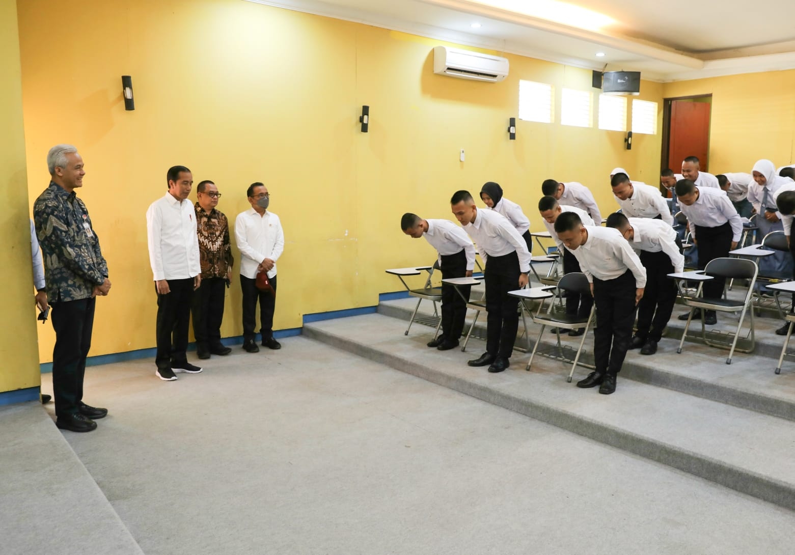 Jokowi Puji Program Ganjar Bangun SMKN Gratis: Fasilitas Bagus, Akan Diterapkan Provinsi Lain