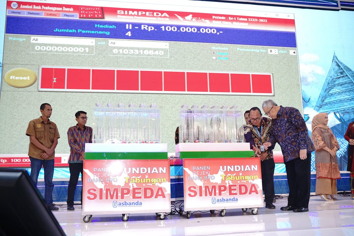 Nasabah Bank bjb Bawa Pulang Hadiah Jutaan Rupiah Pada Undian Nasional Simpeda Di Makassar