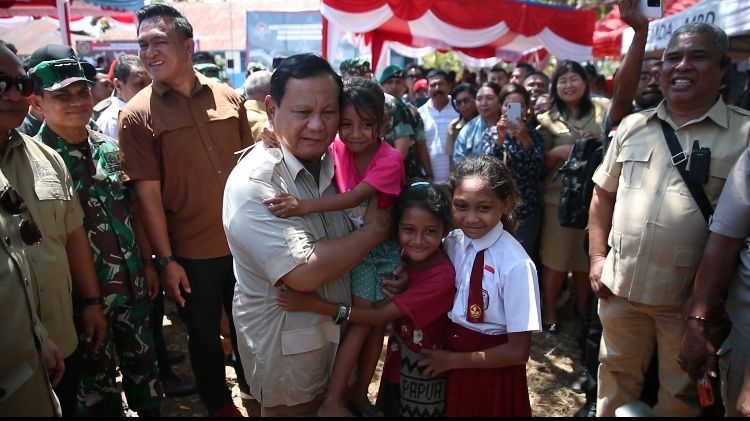 Prabowo Gendong Bocah Pulau Moa