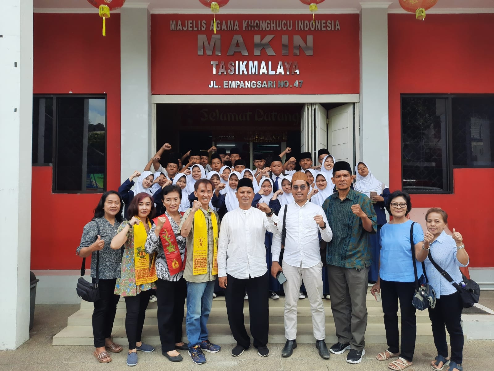 Dengan Menjadi Guru, Apa yang Kelak akan Dibentuk dengan Menjadikan Murid-murid Sebagai Bagian atau Bahkan Pemimpin Masyarakat di Masa Depan?