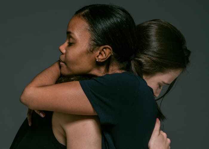 Perbedaan Empati dan Simpati: Dua Sikap Peduli yang Tak Sama