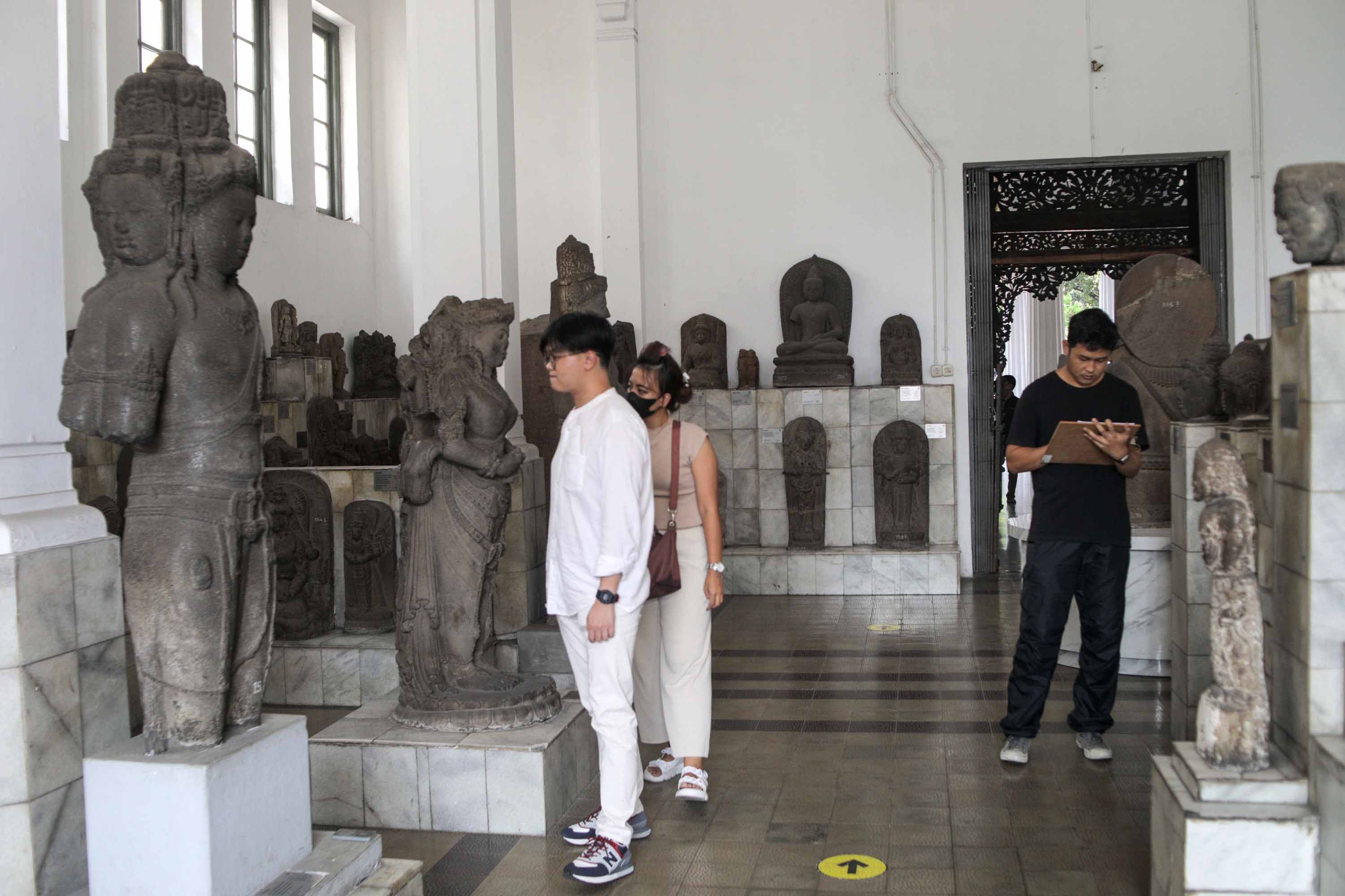 Bagaimana Cara Menumbuhkan Sikap Hormat terhadap Tradisi atau Budaya Masyarakat Indonesia?