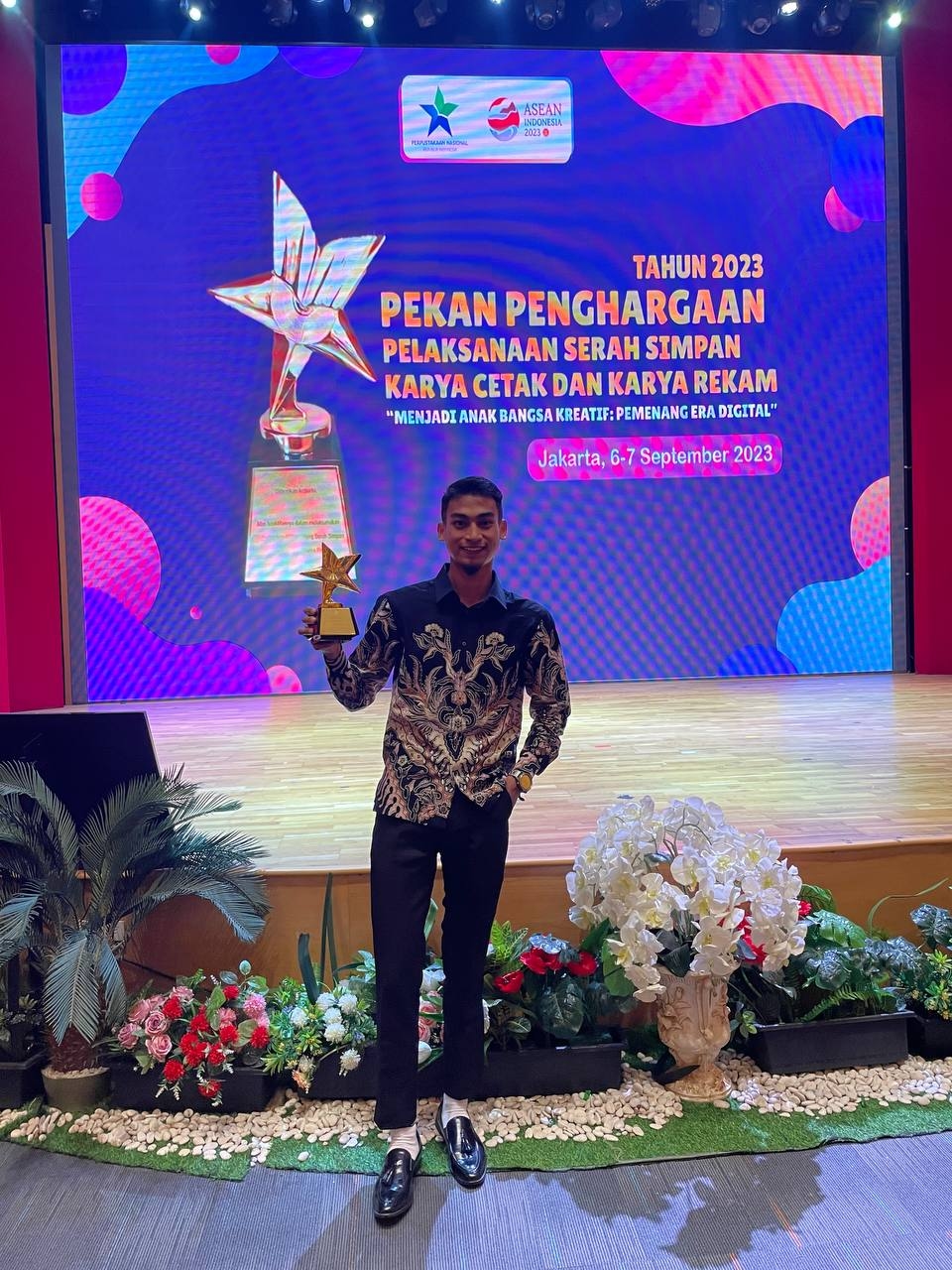 Terbitkan Lebih Dari 500 Buku, Bookpreneur Ini Sabet Penghargaan Dari Perpusnas RI