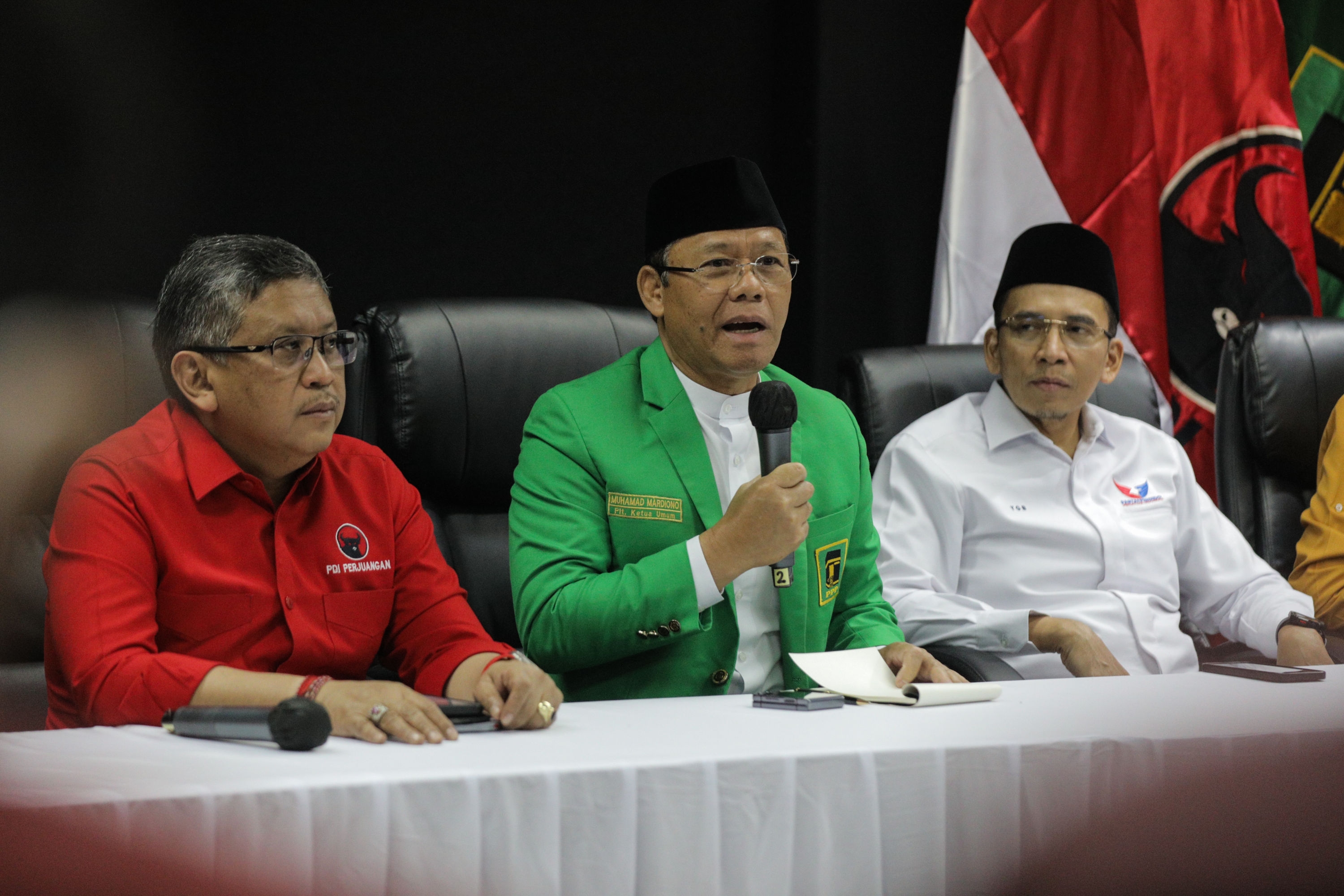 Hasto Berani Sumpah, PDIP Dilobi Dukung Jokowi Jabat Tiga Periode