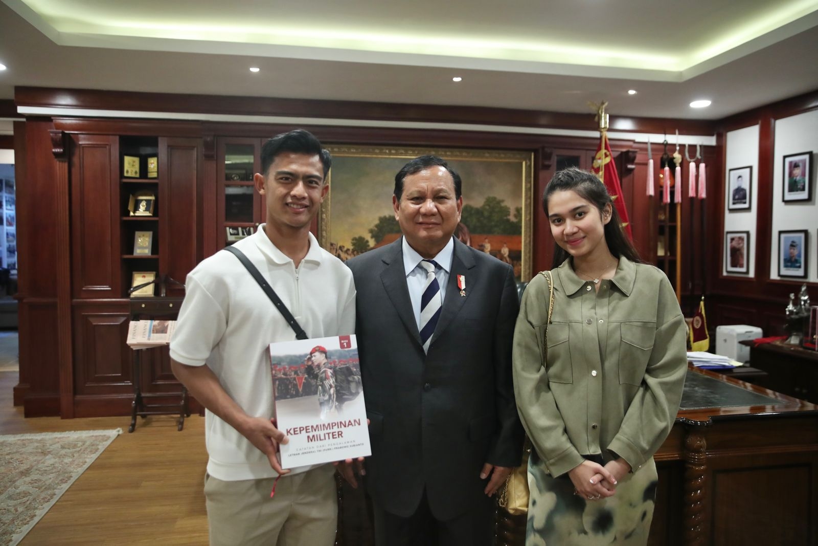 Prabowo Terima Kunjungan Pratama Arhan Bersama Istri, Apresiasi Perjuangan Timnas