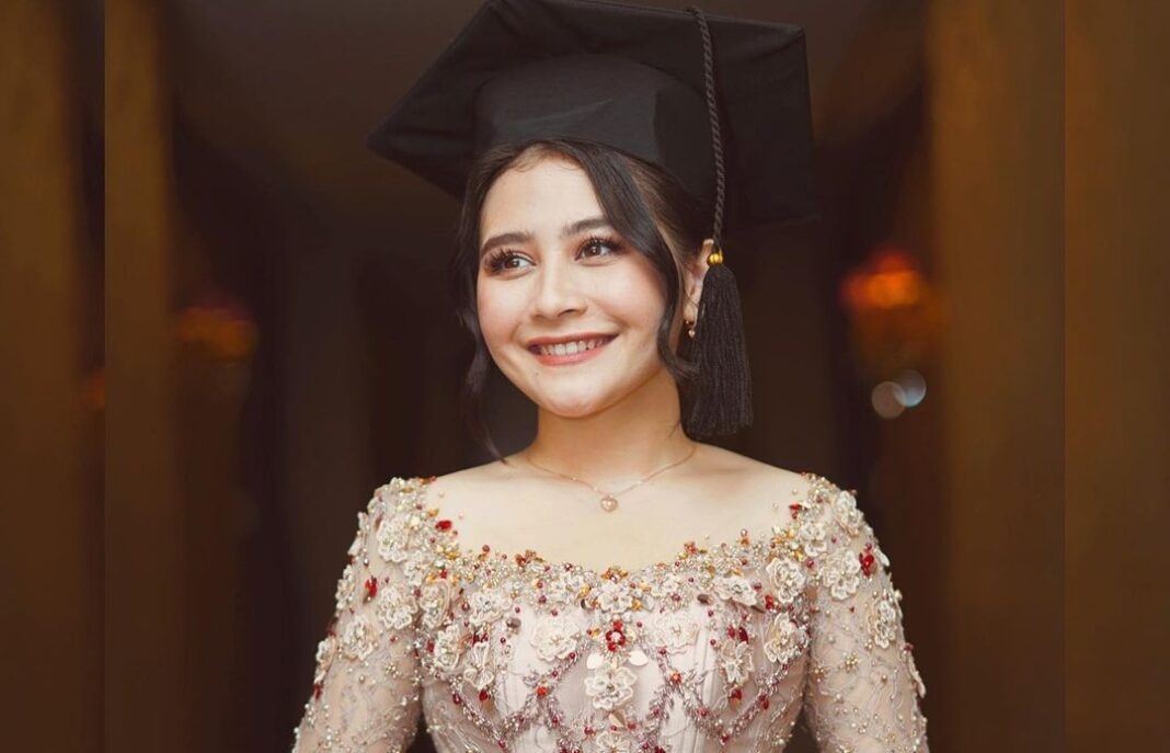 Kenapa Kebaya Jadi Tradisi Wisuda Di Indonesia?