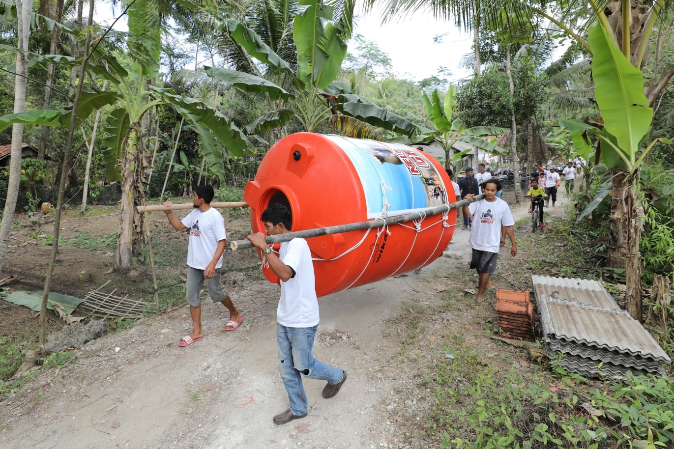 Warga Desa Ciawitali Pangandaran Nikmati Air Bersih Dari Nelayan Balad