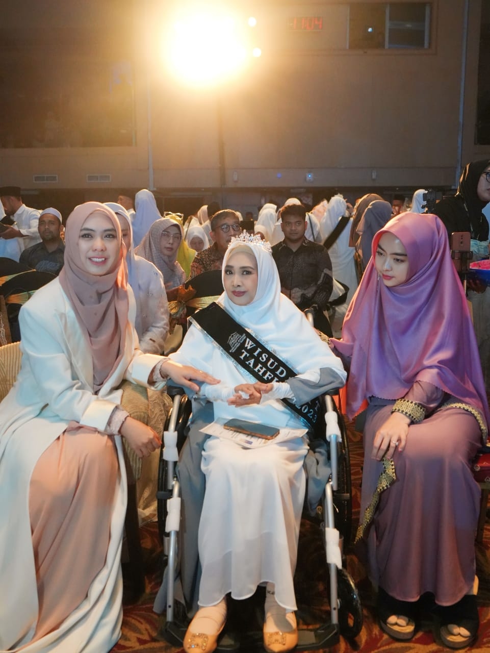 Haru, Ibunda Oki Setiana Dewi Jadi Peserta Wisuda Pesantren Maskanul Huffadz