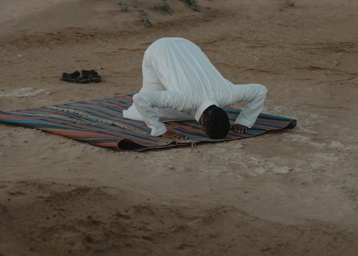 Viral, Aksi Pria Salat di Tengah Proyek Tambang Samping Ekskavator, Bagaimana Islam Merespons Peristiwa Ini?