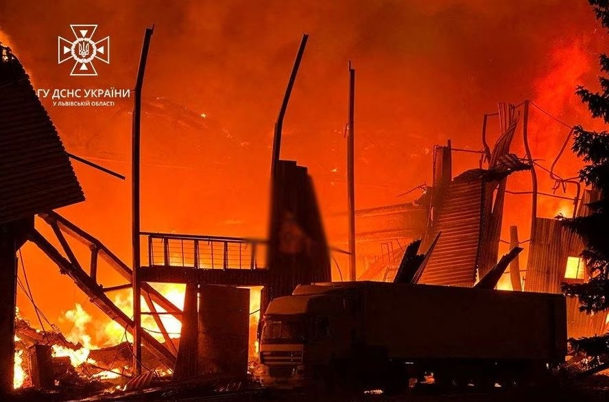 Serangan Rusia Tewaskan Dua Orang Dan Membakar Gudang-gudang Di Lviv Ukraina