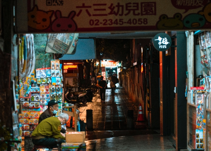 Bongkar Strategi Marketing Unik Warung Madura