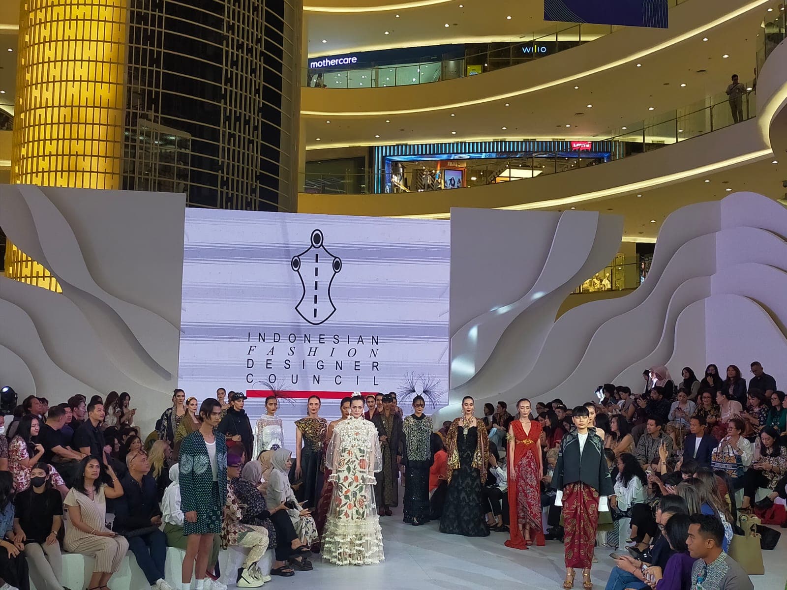 Sambut Hari Batik Nasional, KAART JAGAT IPMI Gelar Fashion Show