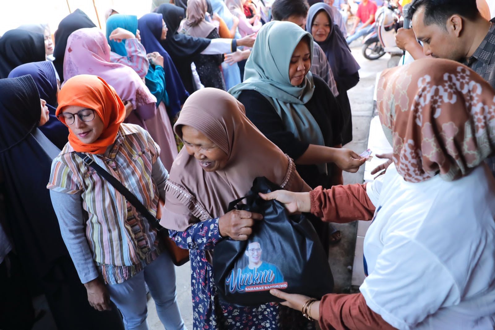 Harga Beras Meroket, Relawan Sandiaga Uno Buka Bazar Sembako Murah Di Kabupaten Subang