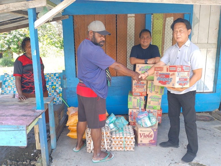 Peduli Sosial, PT Kristalin Ekalestari Bantu Sembako Warga Desa Nifasi