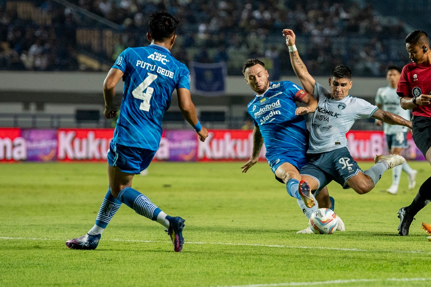 Klasemen Liga 1: Borneo Geser Madura Di Puncak, Persib 3 Besar