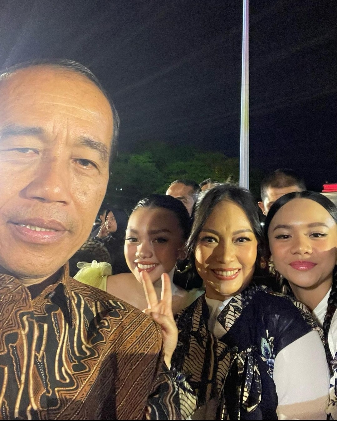 Gak Mau Kalah! Nola B3 Dan Kedua Anaknya Pamer Selfie Bareng Jokowi Di Istana Berbatik