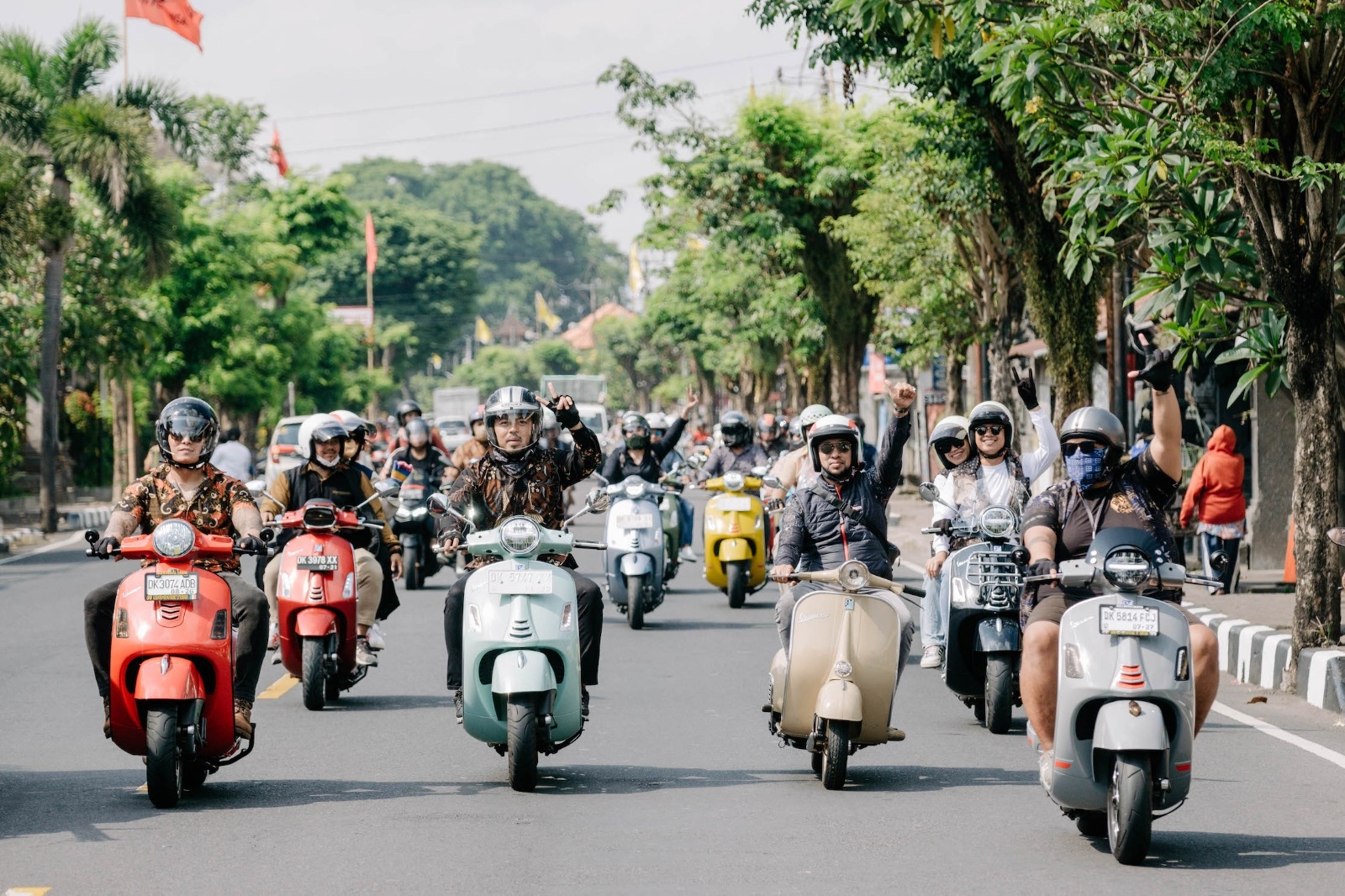 Pecinta Vespa Rayakan Hari Batik Nasional Dengan Riding Berbatik