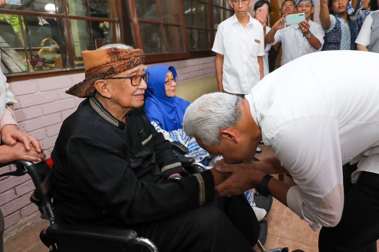 Mantan Gubernur Jabar Jadikan Ganjar Anak Angkat