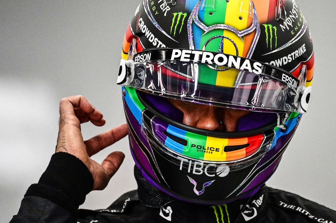 Ambil Risiko, Lewis Hamilton Kembali Pakai Helm "Pelangi LGBTQ" Di Qatar