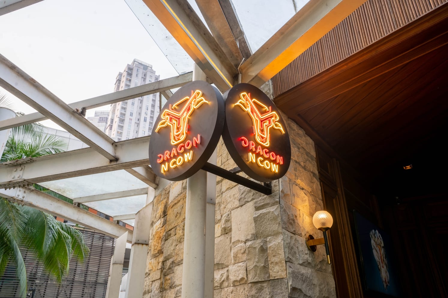 HW Group Hadirkan Steakhouse Pertama Di Dragon N Cow Central Park Mall