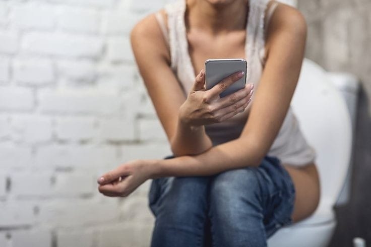 Pria Ini Lumpuh Usai Main HP Saat BAB Hingga 30 Menit, Kenali Bahayanya