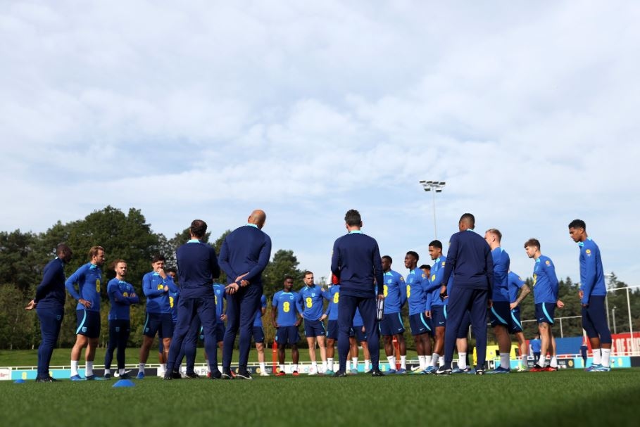 Beda Sikap Dengan Pemerintahnya, Sepakbola Inggris Pilih Ban Hitam Ketimbang Simbol Israel