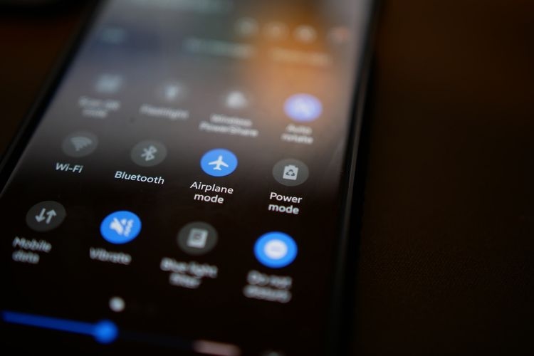 Sering Dipakai, Ini Asal Usul Dark Mode Yang Tenar Berbagai Aplikasi Medsos