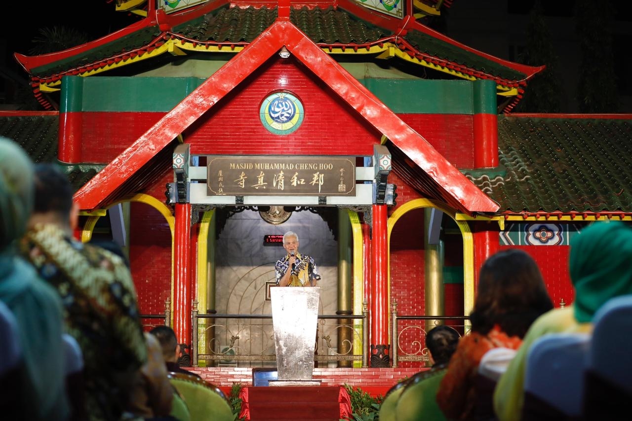 Diterima Sebagai Keluarga, Ganjar Dapat Songkok Dari Muslim Tionghoa Surabaya