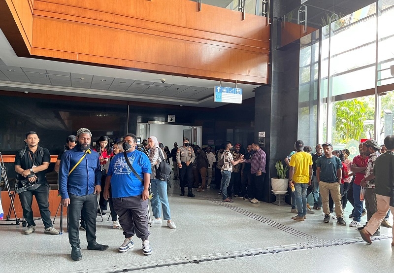 Jelang Vonis Lukas Enembe, Pendukung Padati Pengadilan Tipikor