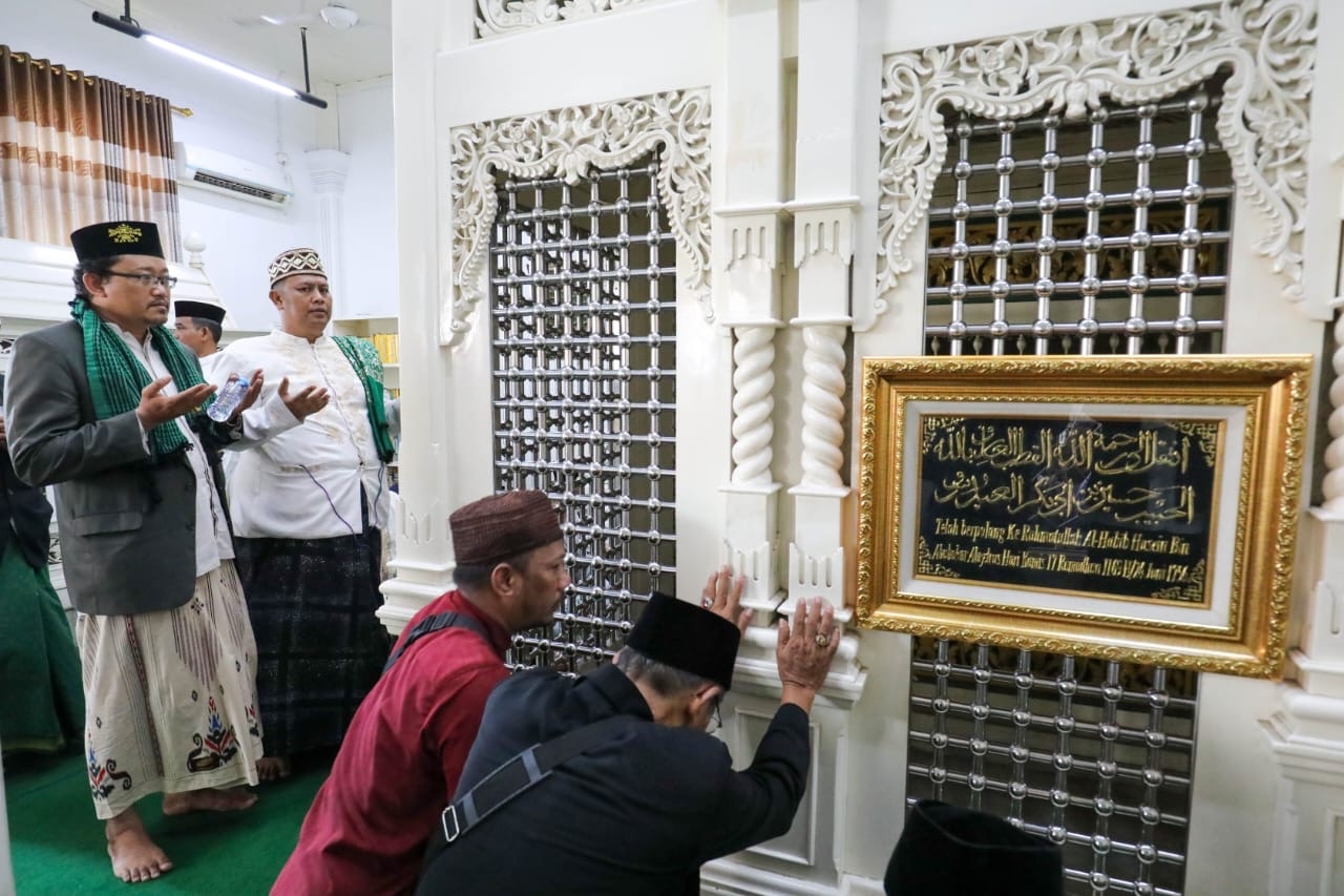 Ziarah Ke Makam Keramat Empang Dan Luar Batang, Kiai-Nyai Ajak Majelis Taklim Se-Jaksel Berwisata Religi