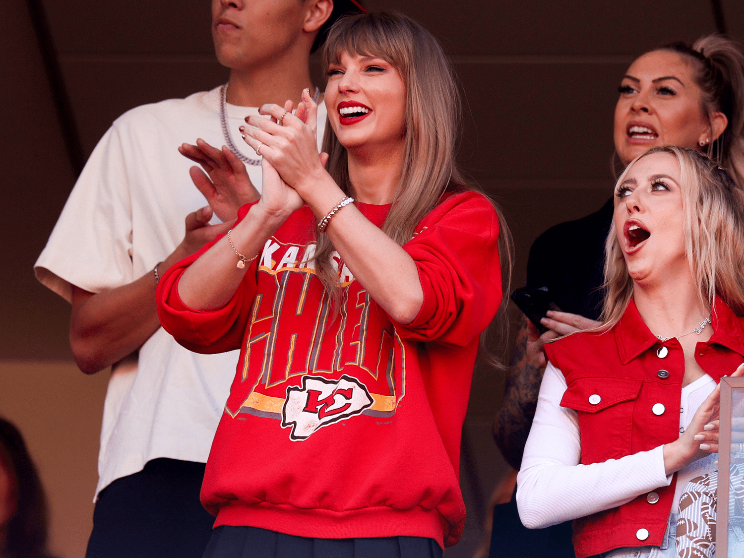 Mengejutkan, Taylor Swift Tiba-tiba Muncul Di Kansas City Buat Dukung Travis Kelce