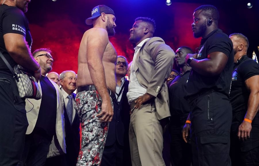 Tinju Dunia Pekan Ini: Tyson Fury vs Francis Ngannou, Pertarungan Lintas Disiplin di Gurun Arab