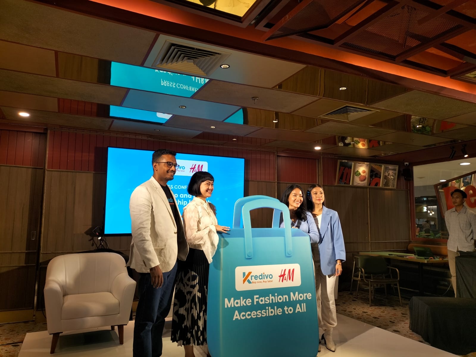 Shopaholic Pasti Senang! H&M Kini Kolaborasi Dengan Paylater Kredivo