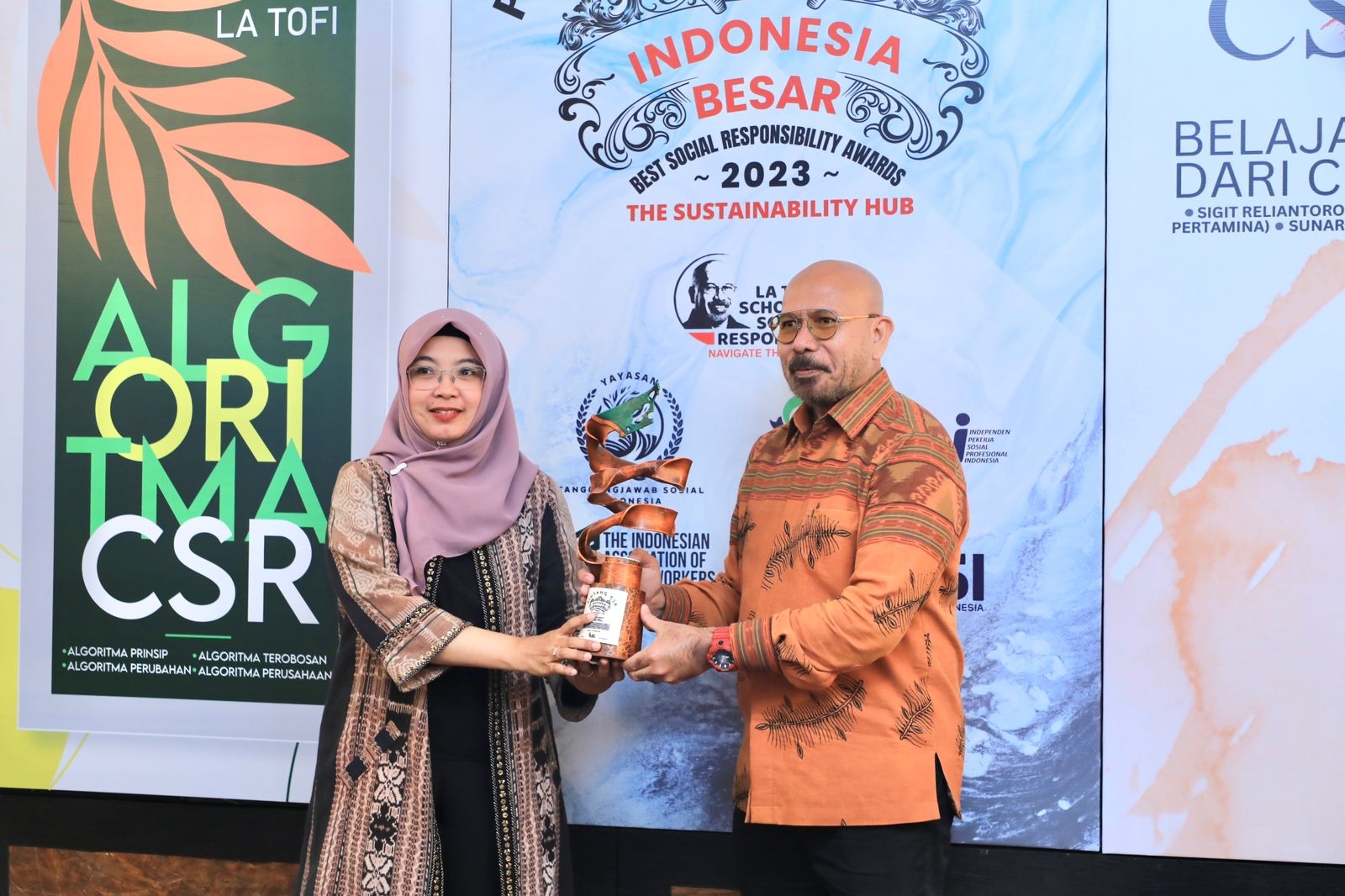 Nicke Widyawati Menjadi Bintang CSR Di Indonesia Best Social Responsibility Awards 2023