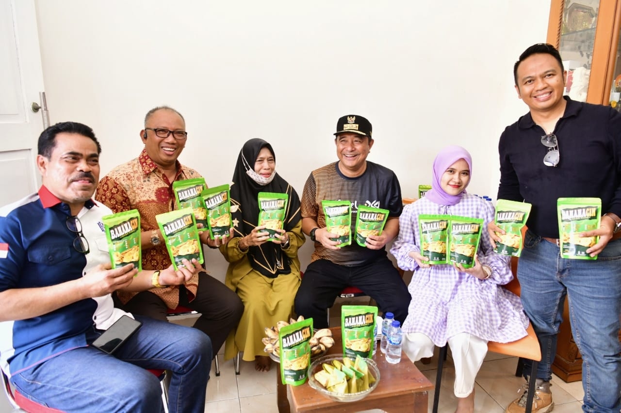 Sambangi Pelaku Usaha Rumahan Kripik Pisang, Pj Gubernur Bahtiar Bantu Promosi
