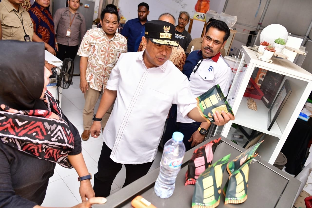Pj Gubernur Bahtiar Dukung Pelaku IKM Kacang Mete Tingkatkan Produksi