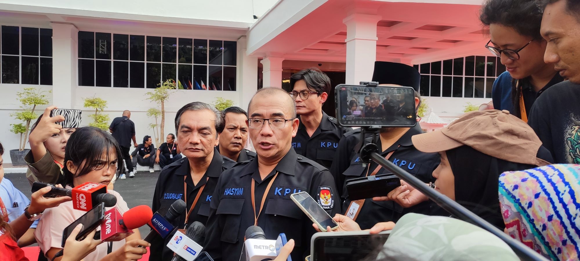 KPU Digugat Gegara Status Cawapres Gibran, Hasyim Cuek