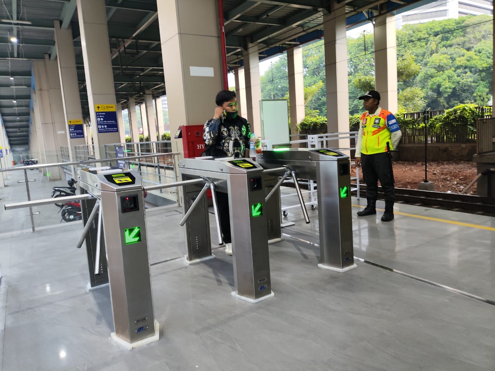 Tingkatkan Layanan, KAI Commuter Tambah Gate Elektronik Di Selasar Utara Stasiun BNI City