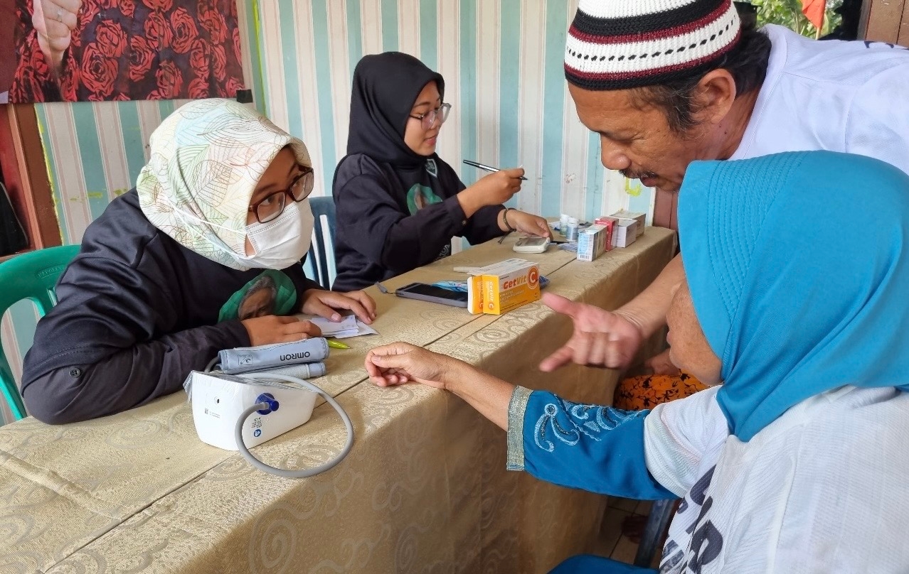 Kembali Gelar Cek Kesehatan, Komunitas Warung Tegal Bagi-bagi Vitamin Gratis Untuk Masyarakat Kabupaten Bogor