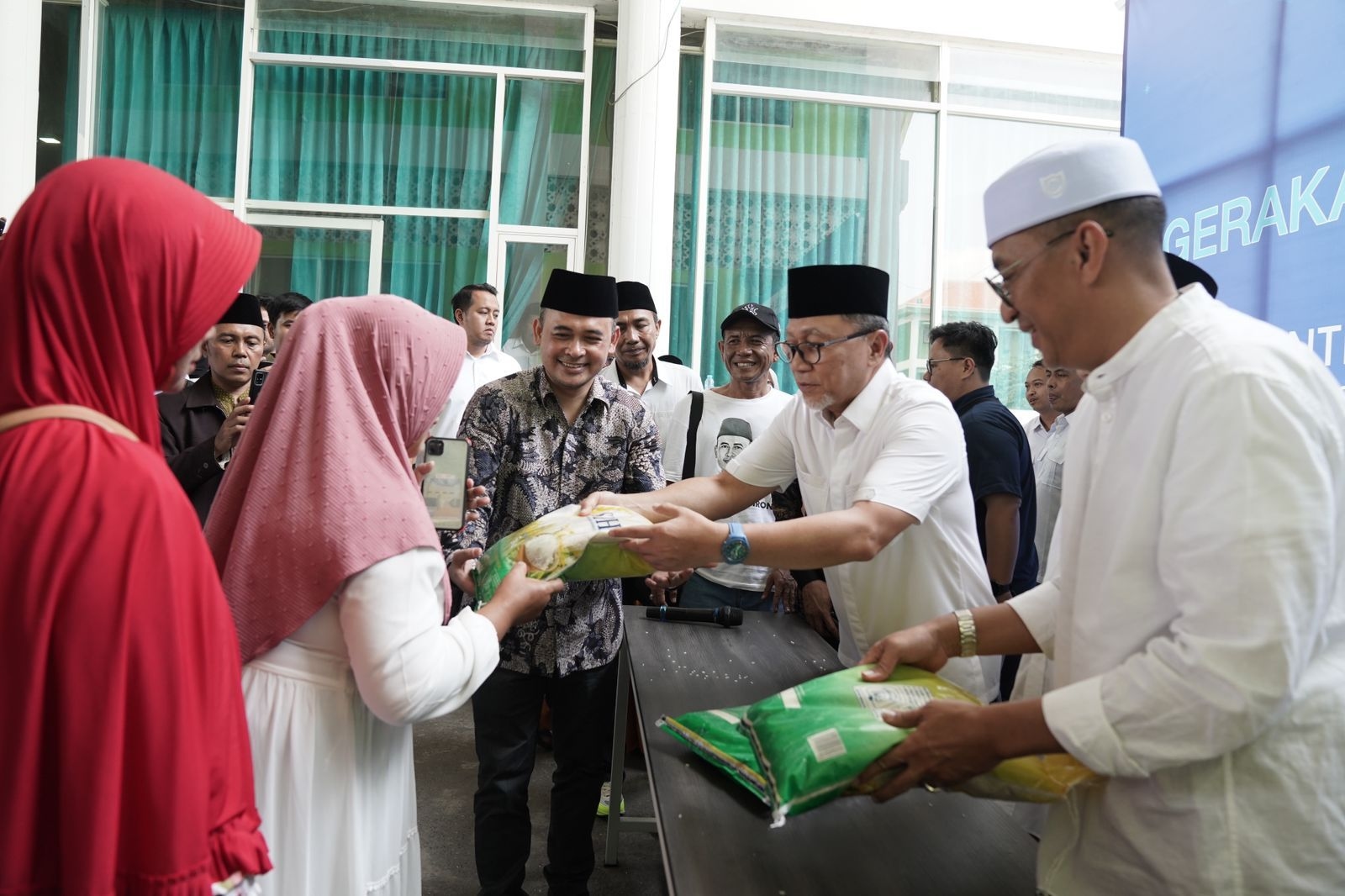 Kunjungan Ke Ponorogo, Zulhas Kembali Traktir Warga 300 Karung Beras