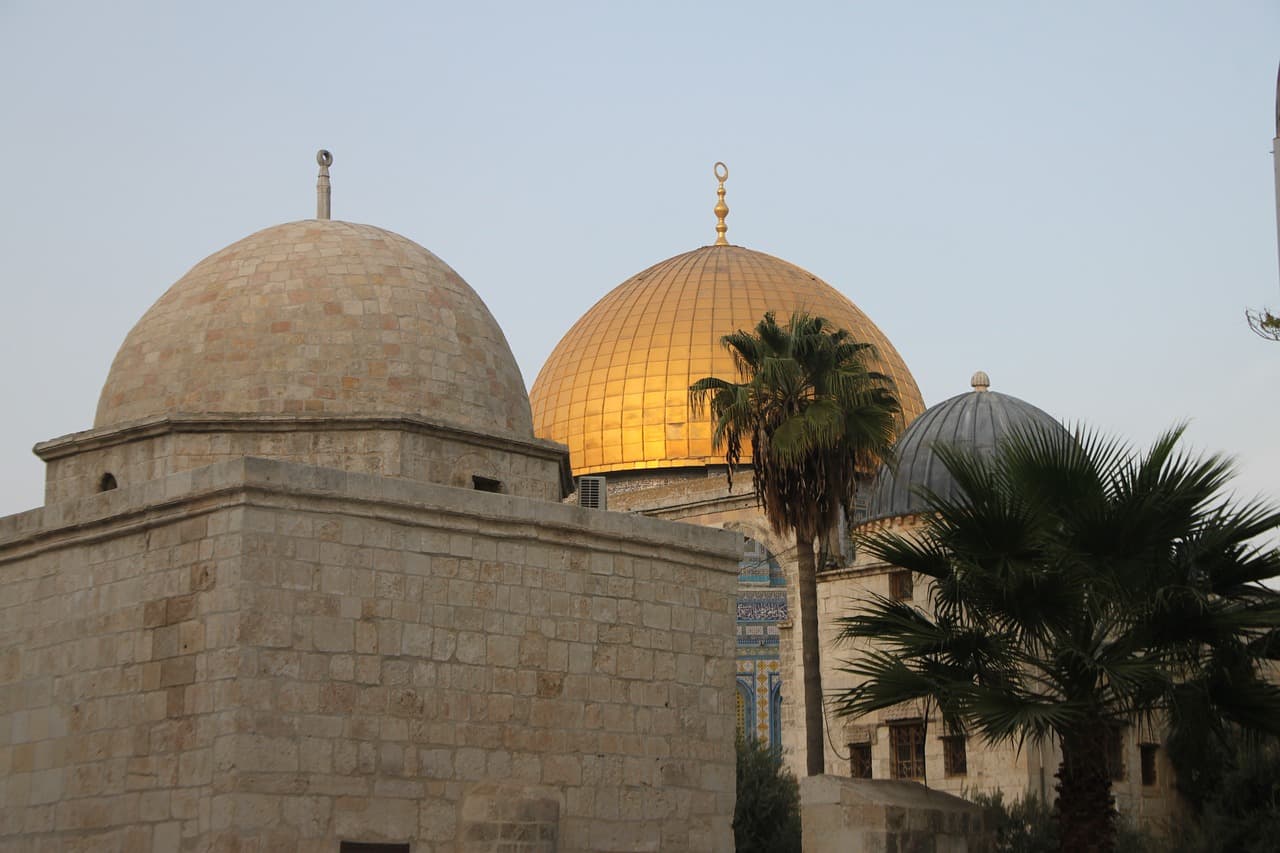 Tokoh Sayap Kanan Inggris Pura-pura Jadi Muslim Demi Masuk ke Masjid Al Aqsa
