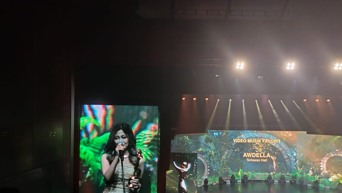 MV Tertawan Hati Ditonton 90 Juta Kali, Awdella Raih Penghargaan AMI Awards 2023