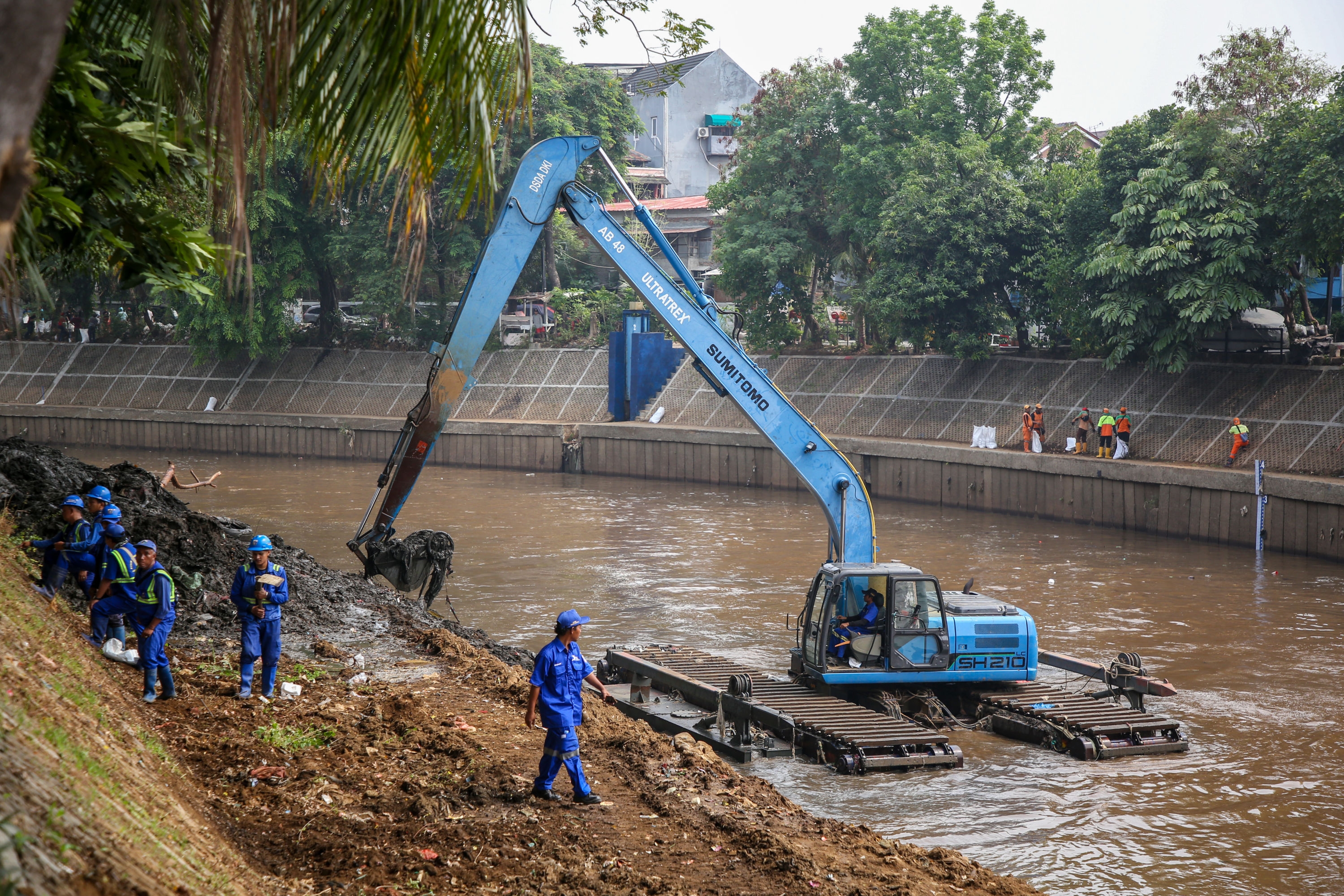 Tekan Risiko Banjir, Dinas SDA Jakarta Fokus Pengerukan Lumpur dan Pembersihan Saluran Air